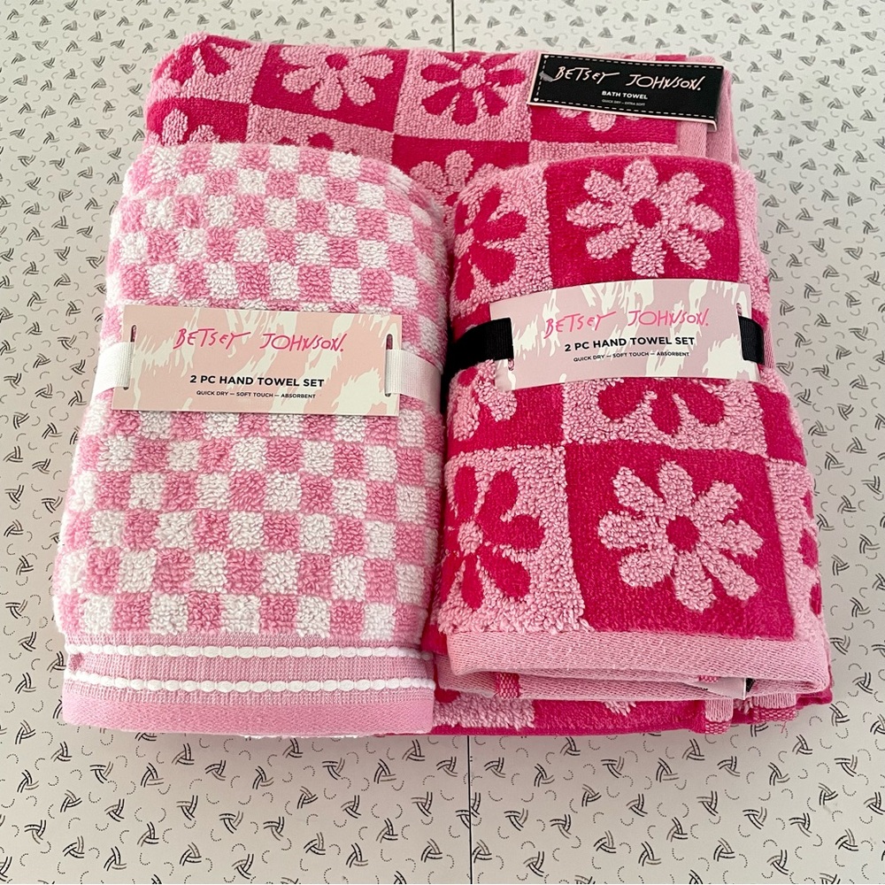 Betsey Johnson Pink Bath Towel Set